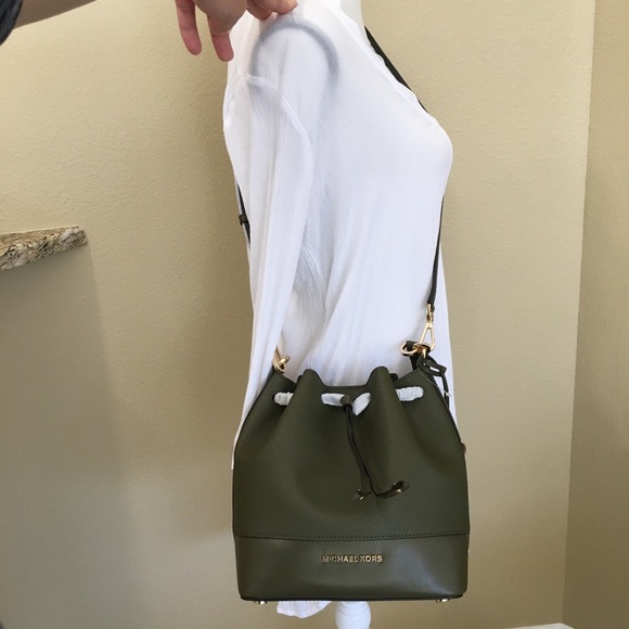 New Michael Kors medium Trista Bucket messager bag - Picture 6 of 8